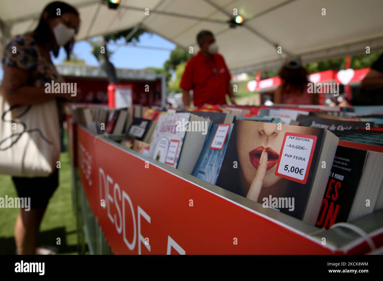 Les gens visitent le salon du livre de Lisbonne 2021 lors de la pandémie du coronavirus Covid-19 à Lisbonne, au Portugal, sur 27 août 2021. L'édition 91st de la Foire du livre de Lisbonne, se tiendra de 26 août à 12 septembre avec des mesures de sécurité pour aider à prévenir la propagation de la maladie COVID-19. (Photo par Pedro Fiúza/NurPhoto) Banque D'Images