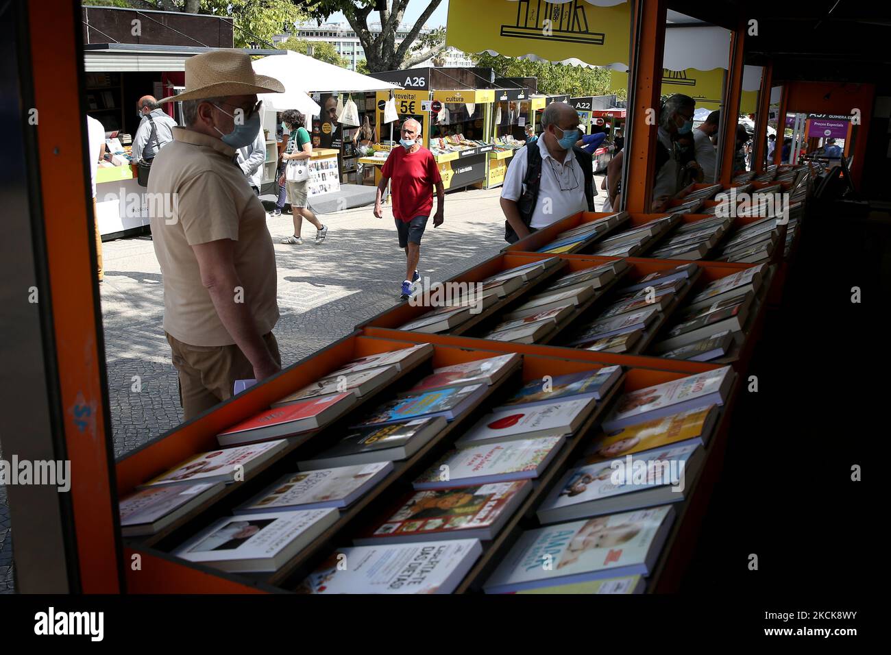 Les gens visitent le salon du livre de Lisbonne 2021 lors de la pandémie du coronavirus Covid-19 à Lisbonne, au Portugal, sur 27 août 2021. L'édition 91st de la Foire du livre de Lisbonne, se tiendra de 26 août à 12 septembre avec des mesures de sécurité pour aider à prévenir la propagation de la maladie COVID-19. (Photo par Pedro Fiúza/NurPhoto) Banque D'Images