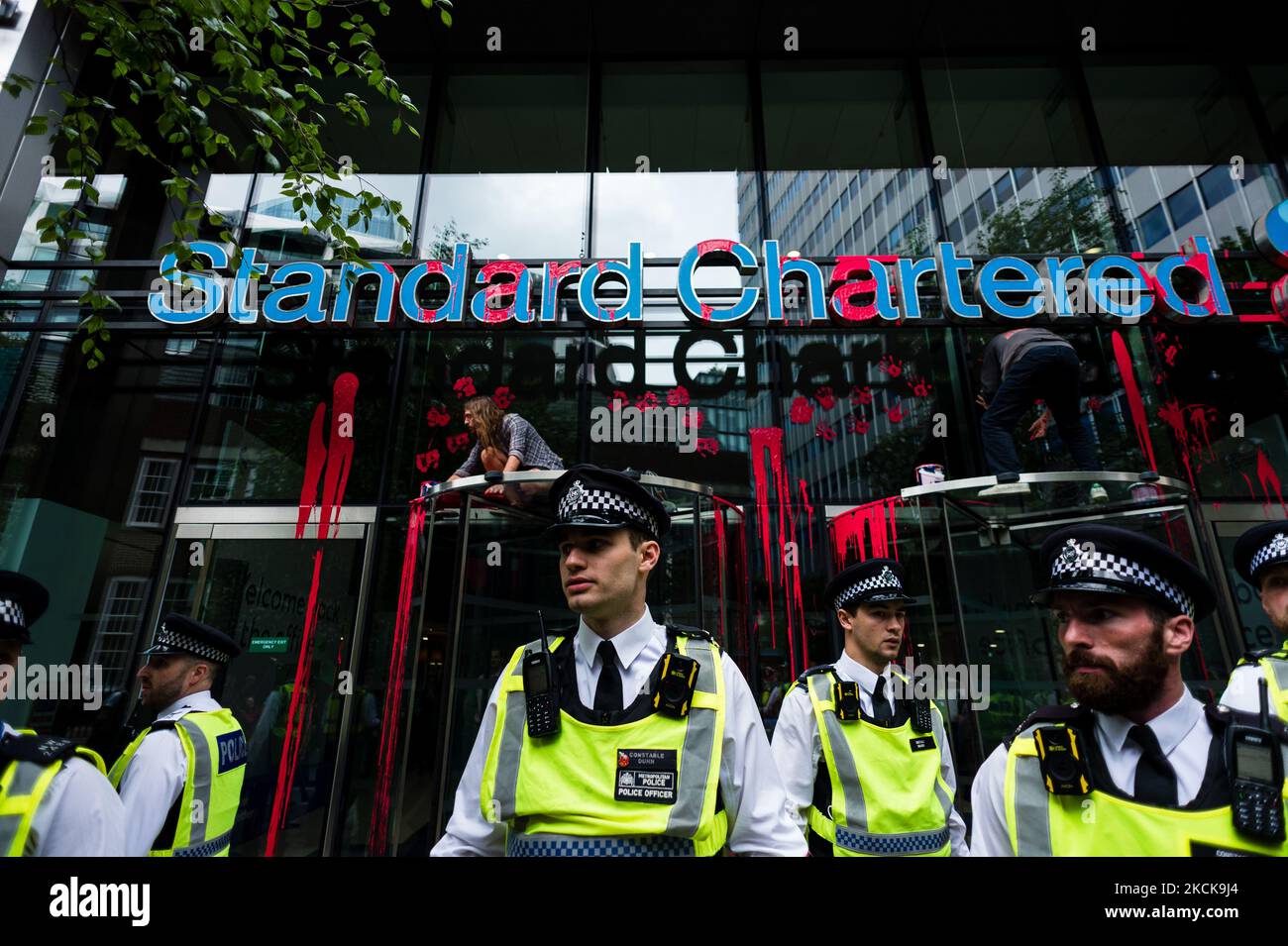 Les militants du climat de la rébellion d'extinction sont confrontés à la façade des bureaux de Standard Chartered PLC lors de leur manifestation "Blood Money March" dans le cadre de leur campagne impossible de rébellion à Londres, en Grande-Bretagne, le 27 août 2021. Le groupe d'action sur le climat extinction Rebellion (XR) prévoit d'organiser de multiples actions sur deux semaines à partir de 23 août 2021 dans le but de perturber la ville de Londres et plus loin et de placer le changement climatique en tête de l'ordre du jour avant l'accueil du Sommet COP26 au Royaume-Uni plus tard cette année. (Photo de Maciek Musialek/NurPhoto) Banque D'Images