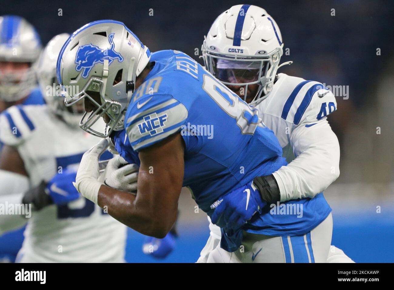 L'extrémité serrée des Detroit Lions Darren Fells (80) est affrontée par les Indianapolis Colts à l'extérieur du linebacker Matthew Adams (49) pendant la première moitié du match de football de la NFL pré-saison à Detroit, Michigan, États-Unis, vendredi, 27 août 2021. (Photo de Jorge Lemus/NurPhoto) Banque D'Images L'extrémité serrée des Detroit Lions Darren Fells (80) est affrontée par les Indianapolis Colts à l'extérieur du linebacker Matthew Adams (49) pendant la première moitié du match de football de la NFL pré-saison à Detroit, Michigan, États-Unis, vendredi, 27 août 2021. (Photo de Jorge Lemus/NurPhoto) Banque D'Images