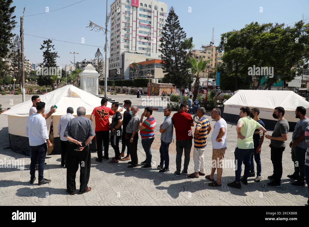 Les Palestiniens s'inscrivent pour recevoir une dose du vaccin Spoutnik-V Covid-19 lors d'une campagne de vaccination par le ministère de la Santé de la ville de Gaza, sur 27 août 2021. (Photo de Majdi Fathi/NurPhoto) Banque D'Images