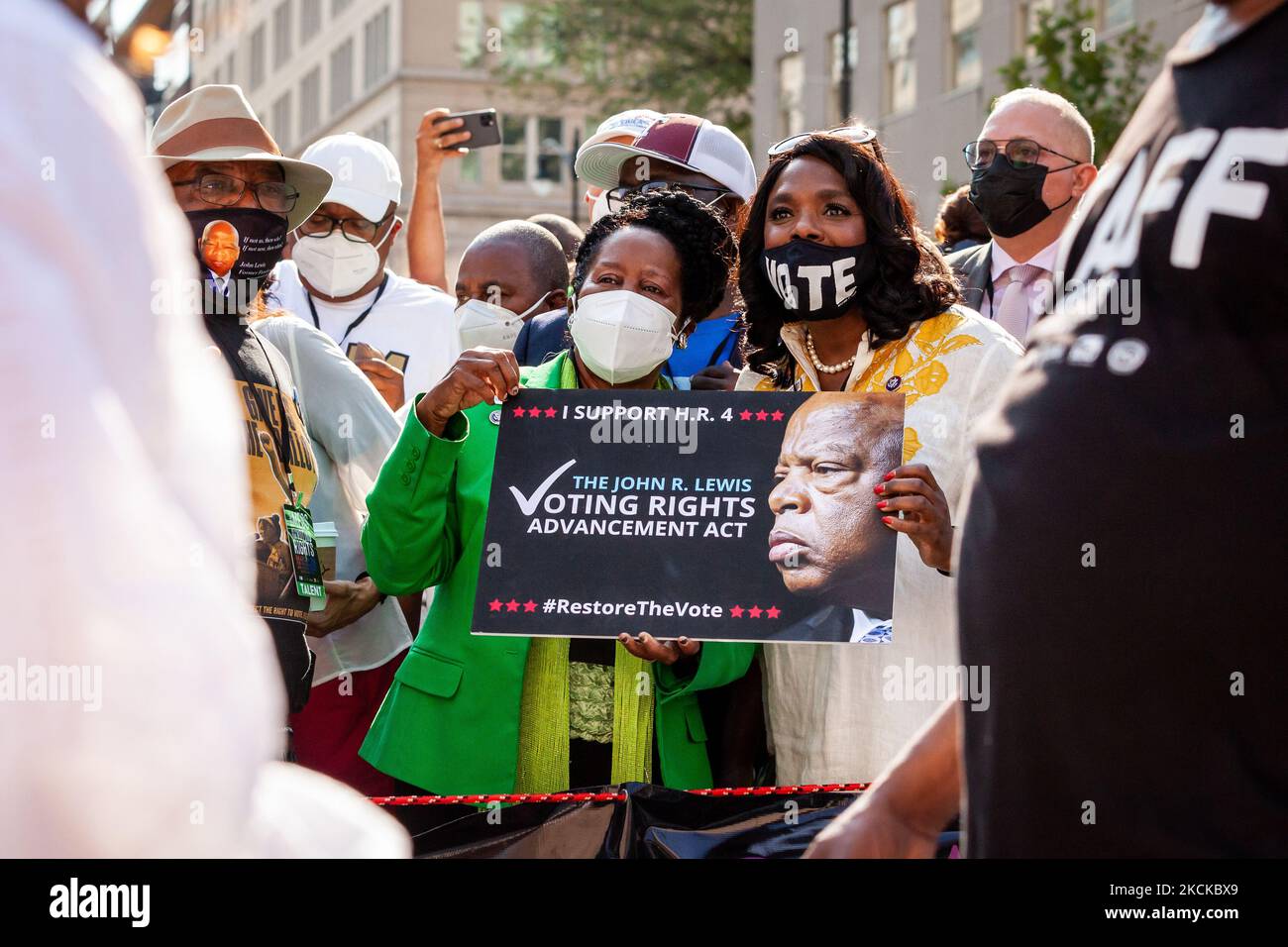 Les congressomen Sheila Jackson Lee (D-TX) et Terri Sewell (D-AL) ont signé la loi John Lewis sur l'avancement des droits de vote lors de l'événement phare d'une marche nationale pour les droits de vote à l'occasion de l'anniversaire de la marche de Washington en 58th. Les personnes et les organisations partenaires exigent la fin de l'obstruction parlementaire et de l'adoption de la nouvelle loi sur les droits de vote et de la loi sur le droit de vote pour le peuple afin d'assurer la protection fédérale du droit de vote. L'événement est parrainé par le Drum Major Institute, March on, SEIU, National action Network, et future Coalition, et compte plus de 225 organisations partenaires. (PH Banque D'Images