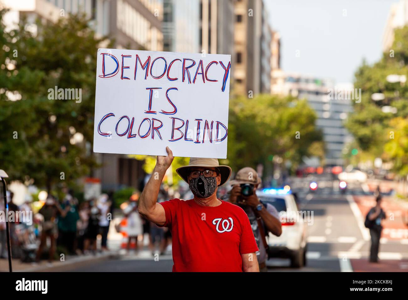 Un homme tient un panneau lors de l'événement phare d'une marche nationale pour le droit de vote à l'anniversaire de la marche sur Washington de 58th, déclarant que « la démocratie est aveugle de couleur ». Les personnes et les organisations partenaires exigent la fin de l'obstruction parlementaire et de l'adoption de la loi John Lewis sur l'avancement des droits de vote et de la loi pour le peuple pour assurer la protection fédérale du droit de vote. L'événement est parrainé par le Drum Major Institute, March on, SEIU, National action Network, et future Coalition, et compte plus de 225 organisations partenaires. (Photo d'Allison Bailey/NurPhoto) Banque D'Images