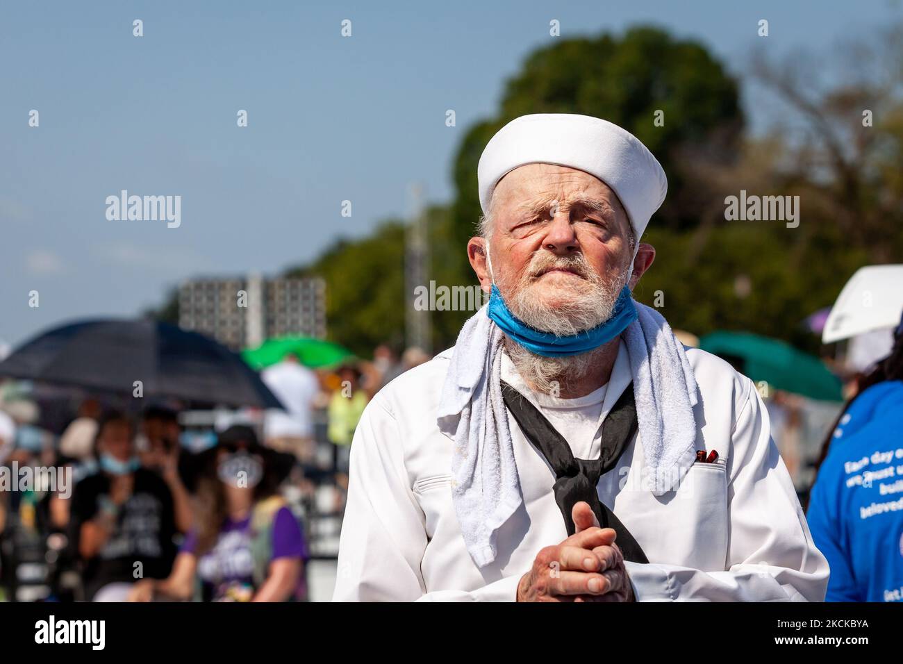 Le marin Bob, un vétéran du Vietnam de Port Orchard, WA, se claque les mains en chantant « A change is gonna come » lors de l'événement phare d'une marche nationale pour le droit de vote à l'anniversaire de la marche sur Washington en 58th. Il est venu de l'État de Washington juste pour participer à la marche. Les personnes et les organisations participantes exigent la fin de l'obstruction parlementaire et de l'adoption de la loi John Lewis sur l'avancement des droits de vote et de la loi pour le peuple pour assurer la protection fédérale du droit de vote. L'événement est parrainé par le Drum Major Institute, March on, SEIU, National action Network et F Banque D'Images