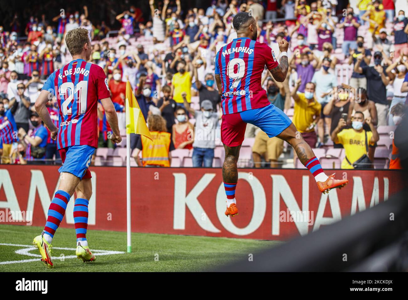 09 Memphis Depay du FC Barcelone célébrant son but avec 21 Frenkie de Jong du FC Barcelone lors du match de la Liga Santader entre le FC Barcelone et Getafe CF au stade Camp Nou sur 29 août 2021 à Barcelone. (Photo par Xavier Bonilla/NurPhoto) Banque D'Images