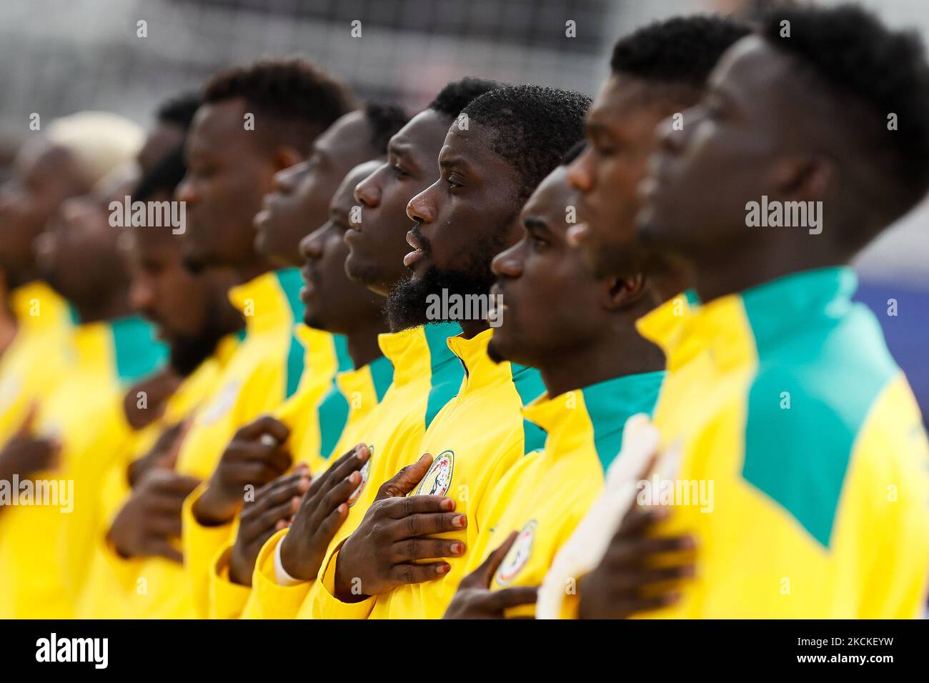 Raoul Mendy (C) du Sénégal écoute l'hymne national avec ses coéquipiers lors de la coupe du monde de football de la FIFA, Russie 2021 troisième place du match entre la Suisse et le Sénégal sur 29 août 2021 au stade de football de la plage de Luzhniki à Moscou, Russie. (Photo de Mike Kireev/NurPhoto) Banque D'Images