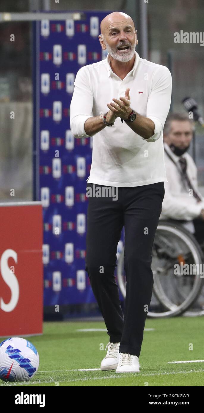 Stefano Pioli entraîneur en chef de l'AC Milan gestes pendant la série Un match entre l'AC Milan et Cagliari Calcio au Stadio Giuseppe Meazza sur 29 août 2021 à Milan, Italie. (Photo de Giuseppe Cottini/NurPhoto) Banque D'Images