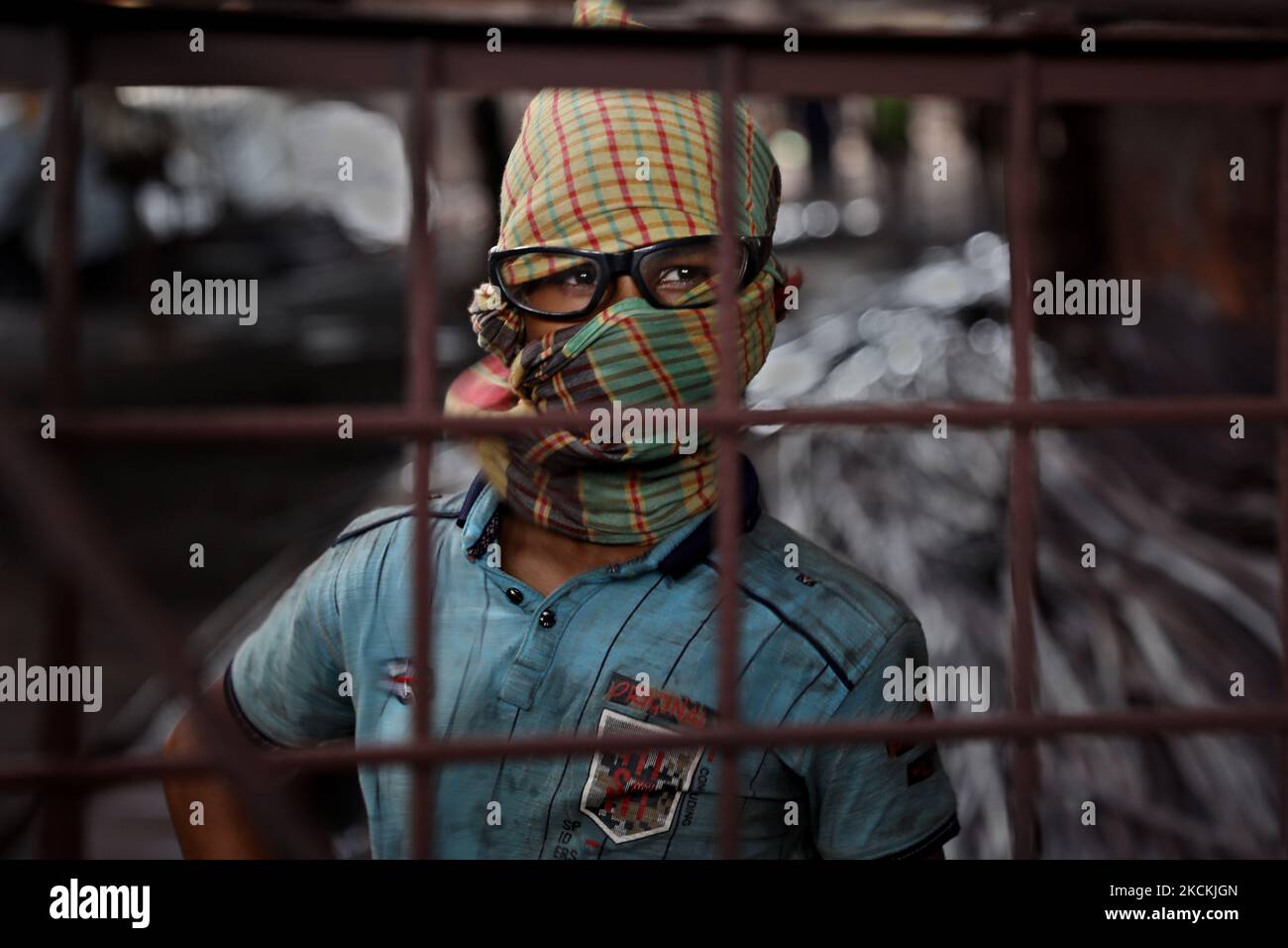 Tanim (12), travaille dans une usine de recyclage du fer pendant 12 heures par jour pour gagner USD 20 par semaine. La photo a été prise de Popogola à Dhaka, au Bangladesh, sur 30 août 2021. (Photo de Syed Mahamudur Rahman/NurPhoto) Banque D'Images Tanim (12), travaille dans une usine de recyclage du fer pendant 12 heures par jour pour gagner USD 20 par semaine. La photo a été prise de Popogola à Dhaka, au Bangladesh, sur 30 août 2021. (Photo de Syed Mahamudur Rahman/NurPhoto) Banque D'Images