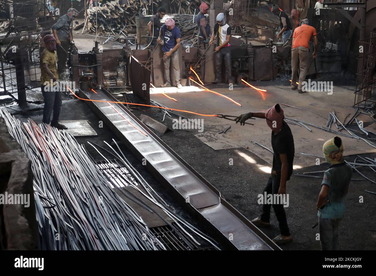 Des travailleurs, y compris des enfants, travaillent dans une usine de recyclage du fer à Dhaka, au Bangladesh, sur le 30 août 2021. (Photo de Syed Mahamudur Rahman/NurPhoto) Banque D'Images Des travailleurs, y compris des enfants, travaillent dans une usine de recyclage du fer à Dhaka, au Bangladesh, sur le 30 août 2021. (Photo de Syed Mahamudur Rahman/NurPhoto) Banque D'Images