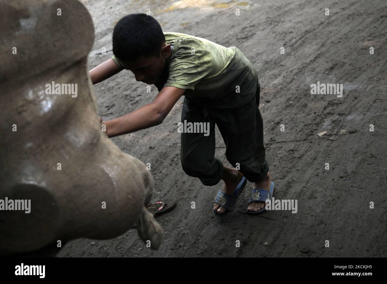 Travail des enfants pendant le travail dans une usine de recyclage du fer à Dhaka, au Bangladesh, sur 30 août 2021. (Photo de Syed Mahamudur Rahman/NurPhoto) Banque D'Images Travail des enfants pendant le travail dans une usine de recyclage du fer à Dhaka, au Bangladesh, sur 30 août 2021. (Photo de Syed Mahamudur Rahman/NurPhoto) Banque D'Images