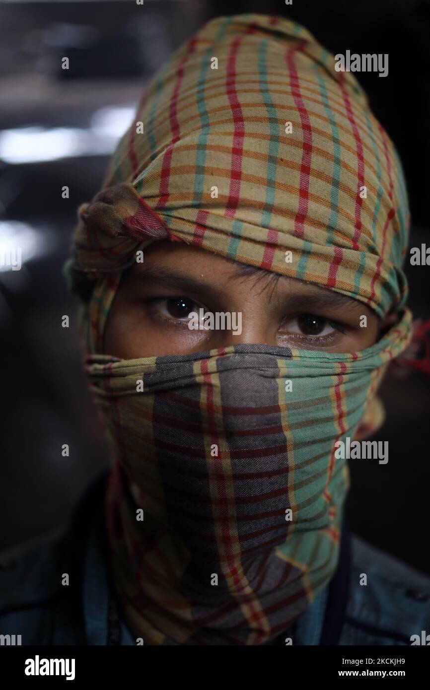 Tanim (12), présente une photo lors d'un travail dans une usine de recyclage du fer à Dhaka, au Bangladesh, sur 30 août 2021. Il travaille 12 heures par jour pour gagner 20 USD par semaine. (Photo de Syed Mahamudur Rahman/NurPhoto) Banque D'Images Tanim (12), présente une photo lors d'un travail dans une usine de recyclage du fer à Dhaka, au Bangladesh, sur 30 août 2021. Il travaille 12 heures par jour pour gagner 20 USD par semaine. (Photo de Syed Mahamudur Rahman/NurPhoto) Banque D'Images