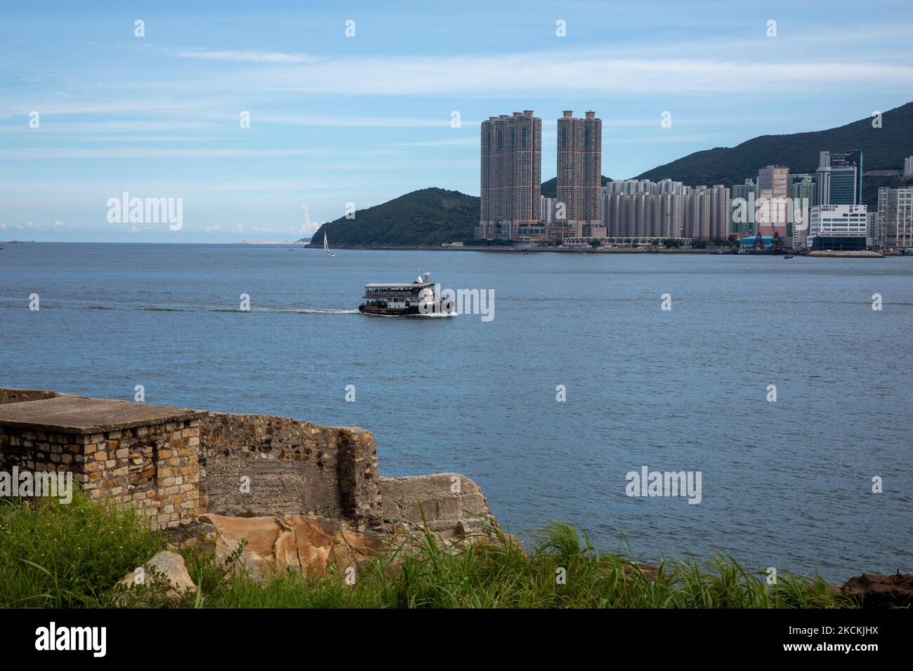 Un ferry traverse Victoria Harbour Hong Kong, Hong Kong S.A.R. (Photo de Simon Jankowski/NurPhoto) Banque D'Images