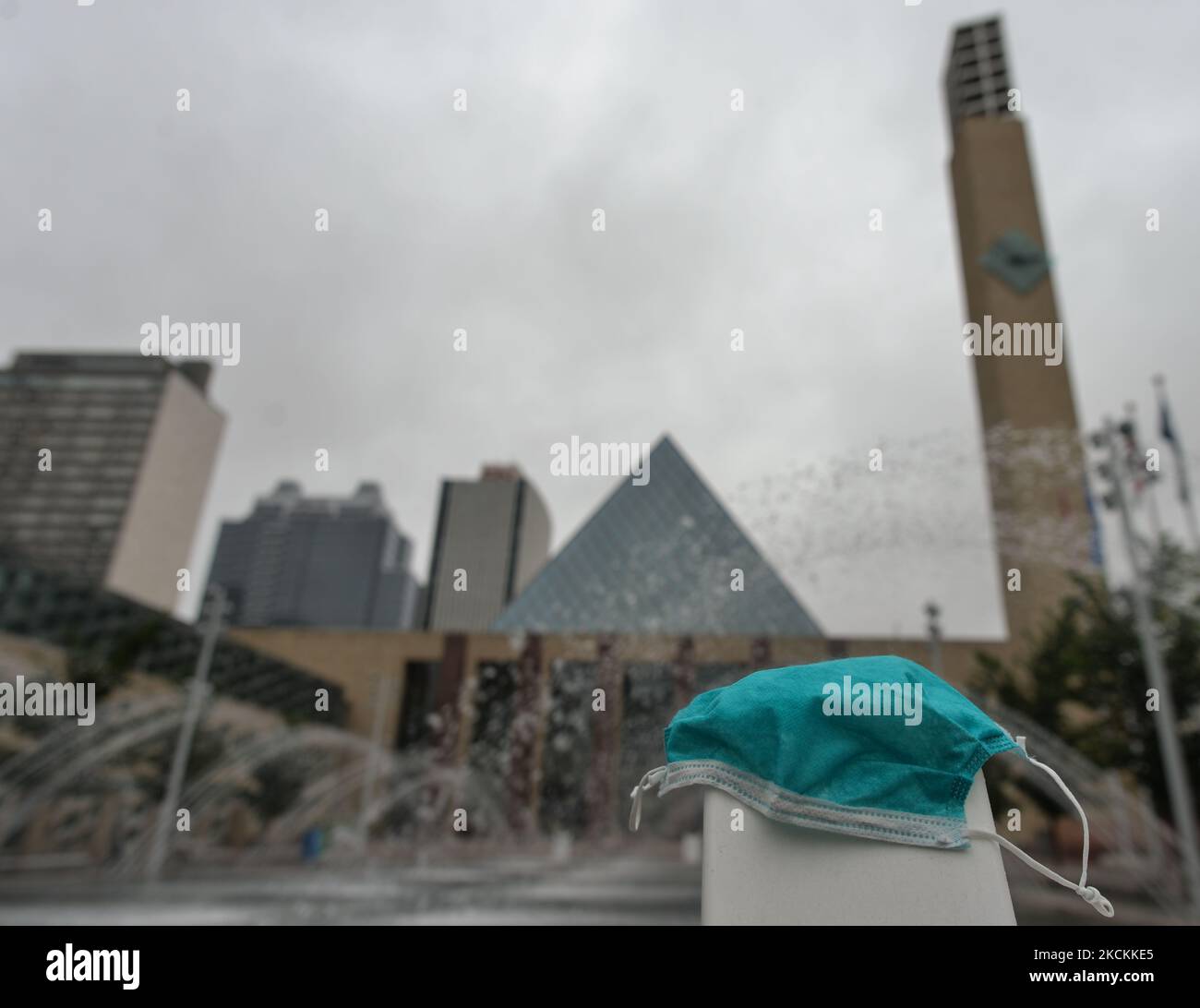 Une photo d'illustration d'un masque médical tenu devant l'hôtel de ville d'Edmonton. À compter de vendredi, à 3 septembre, la ville d'Edmonton rétablira la couverture faciale obligatoire temporaire, qui nécessitera des masques dans toutes les aires publiques internes et dans tous les véhicules publics comme le TLR, les autobus et les véhicules de location. Cela comprend les espaces publics des entreprises, des magasins de détail, et comprend les installations et les attractions touristiques de la ville, les centres de transport en commun et les plates-formes LRT. Le mardi 31 août 2021, à Edmonton, Alberta, Canada. (Photo par Artur Widak/NurPhoto) Banque D'Images