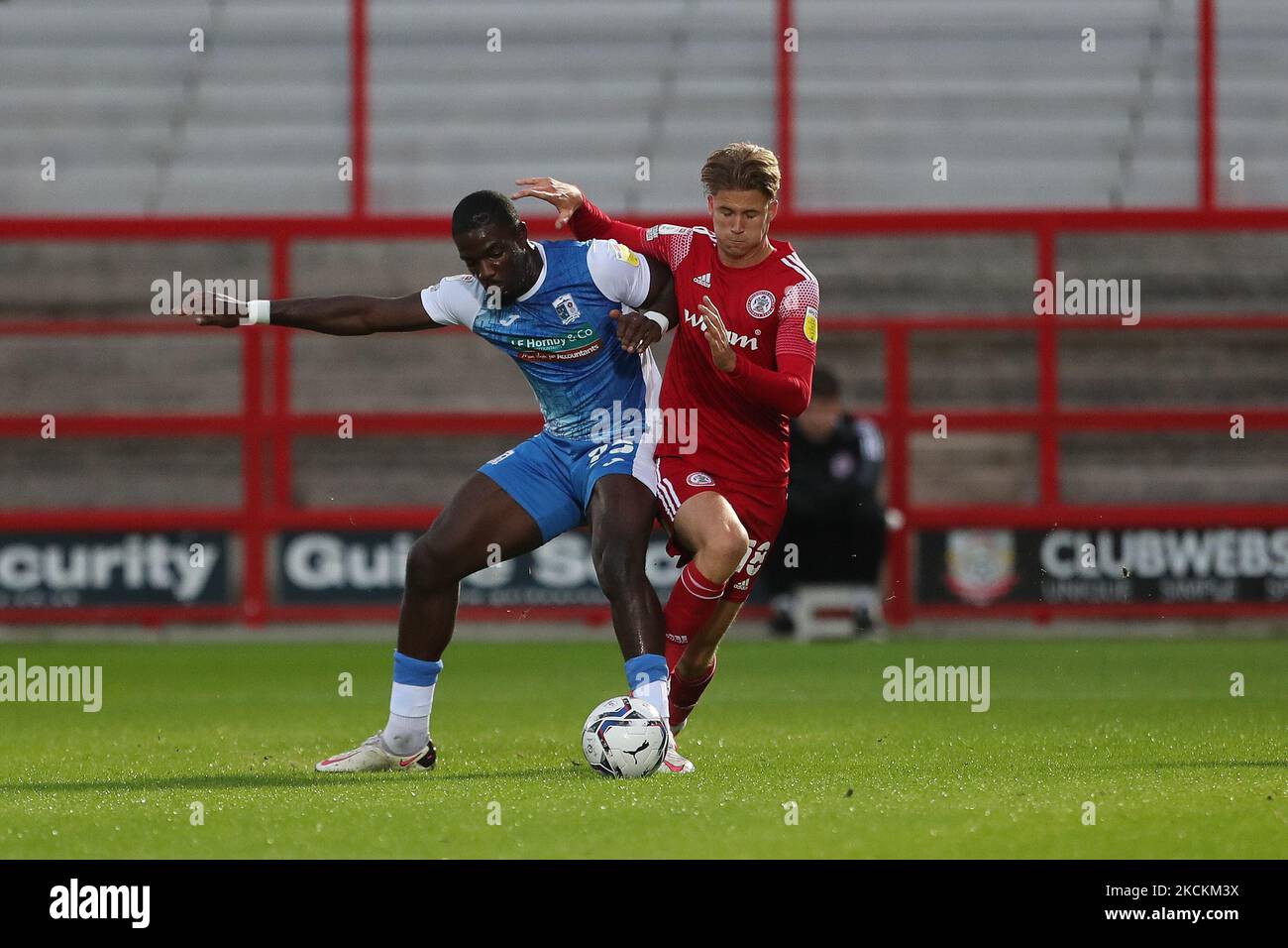 Festus Arthur de Barrow en action avec Tommy Leigh d'Accrington Stanley lors du match de Trophée EFL entre Accrington Stanley et Barrow au stade Wham, à Accrington, le mardi 31st août 2021. (Photo de Mark Fletcher/MI News/NurPhoto) Banque D'Images