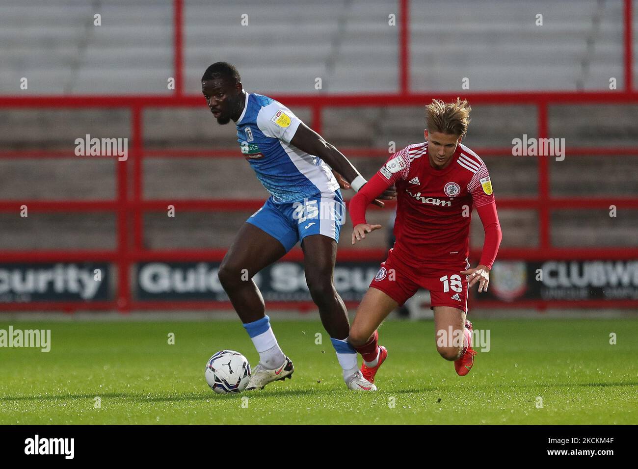 Festus Arthur de Barrow en action avec Tommy Leigh d'Accrington Stanley lors du match de Trophée EFL entre Accrington Stanley et Barrow au stade Wham, à Accrington, le mardi 31st août 2021. (Photo de Mark Fletcher/MI News/NurPhoto) Banque D'Images