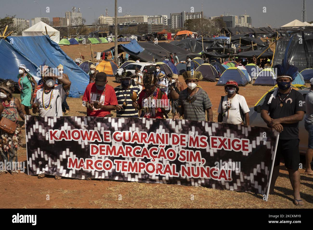 Les peuples autochtones marchent au Palais de Plananito, lors de la plus grande mobilisation autochtone de l'histoire du Brésil qui a rassemblé plus de 6 000 peuples autochtones dans le camp de Luta pela Vida (lutte pour la vie) pour protester contre le «jalon temporel» à Brasília, Distrito Federal, Brésil, 27 août 2021. (Photo de Felipe Beltrame/NurPhoto) Banque D'Images