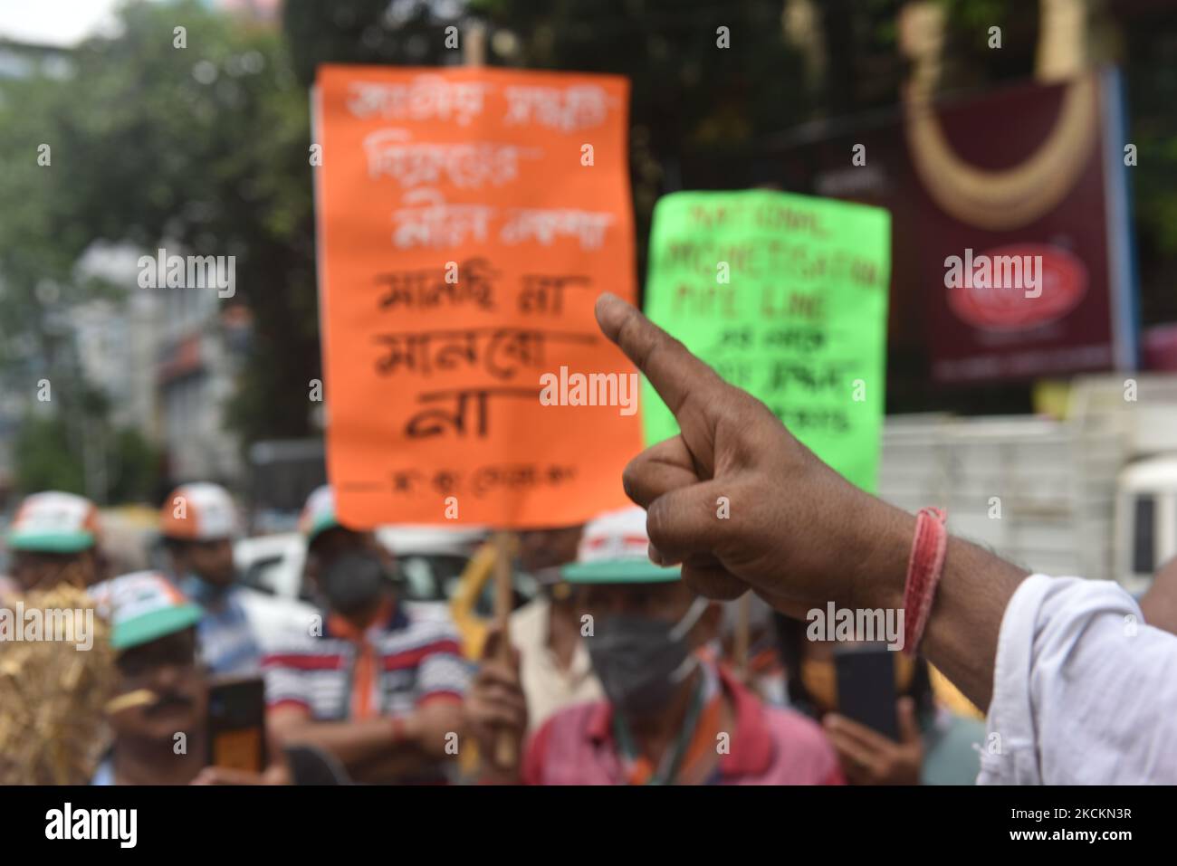 Les membres du parti du Congrès crient des slogans lors d'une protestation contre le gouvernement BJP et ont appelé à un boycott total du NMP (National Monetization Pipeline) à Kolkata, en Inde, sur 2 septembre 2021 (photo de Sukhomoy Sen/NurPhoto) Banque D'Images