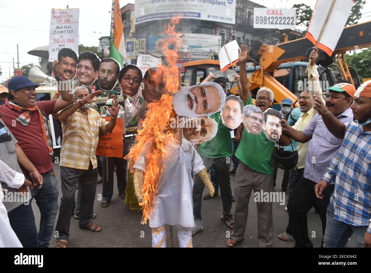 Les membres du parti du Congrès brûlent une effigie lors d'une manifestation contre le gouvernement du BJP et ont appelé à un boycott total du NMP (pipeline national de monétisation) à Kolkata, en Inde, sur 2 septembre 2021 (photo de Sukhomoy Sen/NurPhoto) Banque D'Images