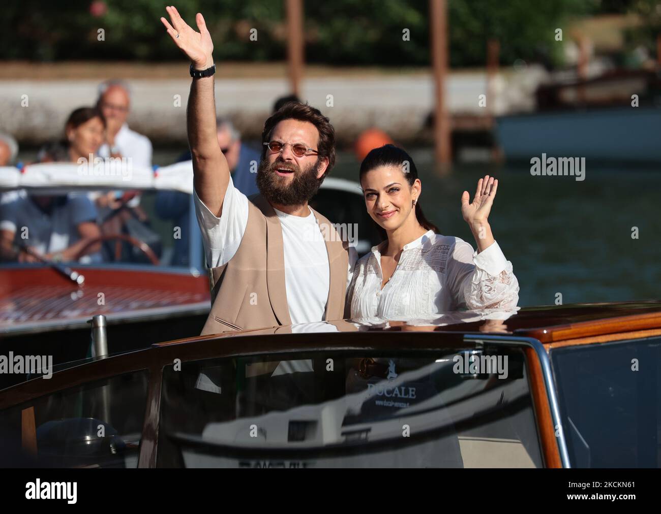 Alessandro Borghi, Barbara Ronchi arrivez au Festival international du film de Venise 78th sur 02 septembre 2021 à Venise, Italie. (Photo de Matteo Chinellato/NurPhoto) Banque D'Images