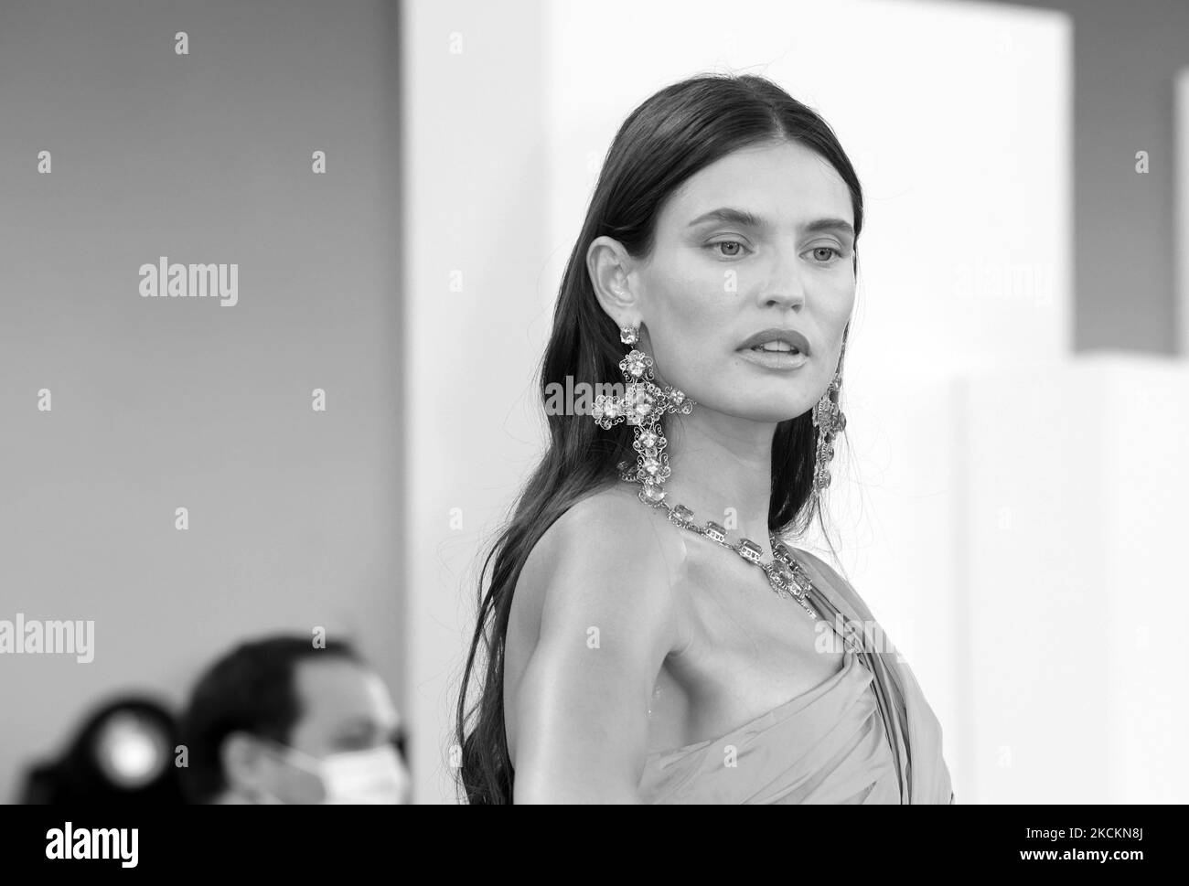 (NOTE DE LA RÉDACTION: L'image a été convertie en noir et blanc) Bianca Balti assiste au tapis rouge du film 'Madres Paralelas' lors du Festival International du film de Venise sur 01 septembre 2021 en 78th à Venise, Italie. (Photo de Matteo Chinellato/NurPhoto) Banque D'Images