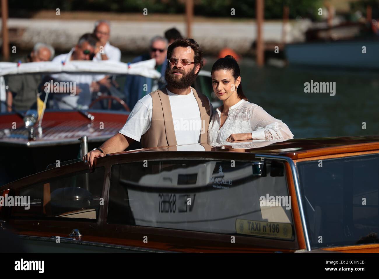 Alessandro Borghi, Barbara Ronchi arrivez au Festival international du film de Venise 78th sur 02 septembre 2021 à Venise, Italie. (Photo de Matteo Chinellato/NurPhoto) Banque D'Images