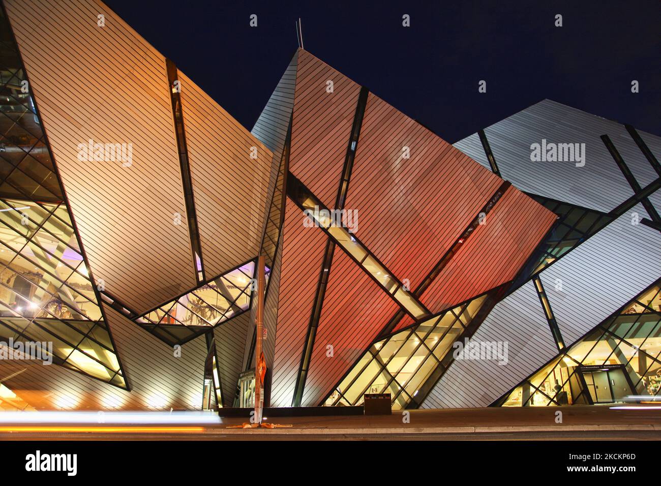 Michael Lee-Chin Crystal en plus du Musée royal de l'Ontario, voir de nuit à Toronto, Ontario, Canada, on 19 octobre 2015. Conçue par Daniel Libeskind, la forme cristalline Deconstructivist est revêtue de 25 pour cent de verre et 75 pour cent d'aluminium assis sur un cadre en acier. Le Musée royal de l'Ontario (ROM) est un musée de la culture mondiale et de l'histoire naturelle. (Photo de Creative Touch Imaging Ltd./NurPhoto) Banque D'Images