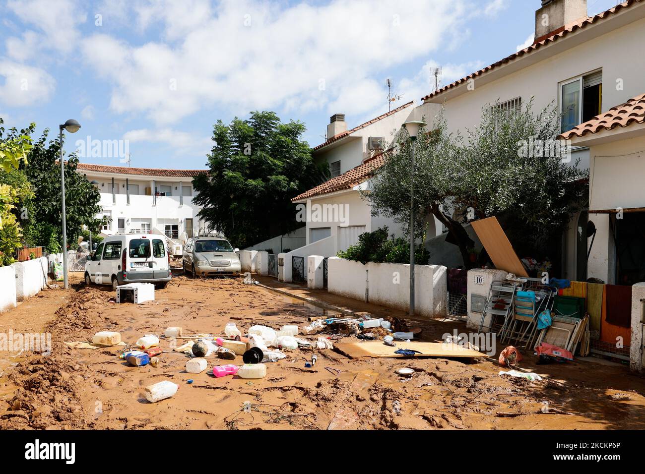 Une rue remplie de boue et de derbis le lendemain des crues éclair sur 2 septembre 2021 aux cas dAlcanar, Espagne. Les pluies torrentielles ont provoqué des inondations soudaines dévastatrices dans la ville catalane d'Alcanar, sur 1 septembre. Les inondations ont balayé plusieurs voitures dans la mer et les maisons, les entreprises et les rues étaient remplies d'eau et de boue, mais il n'y a pas eu de victimes. Le lendemain, les voisins nettoient les dommages avec l'aide des autorités. (Photo de Joan Cros/NurPhoto) Banque D'Images