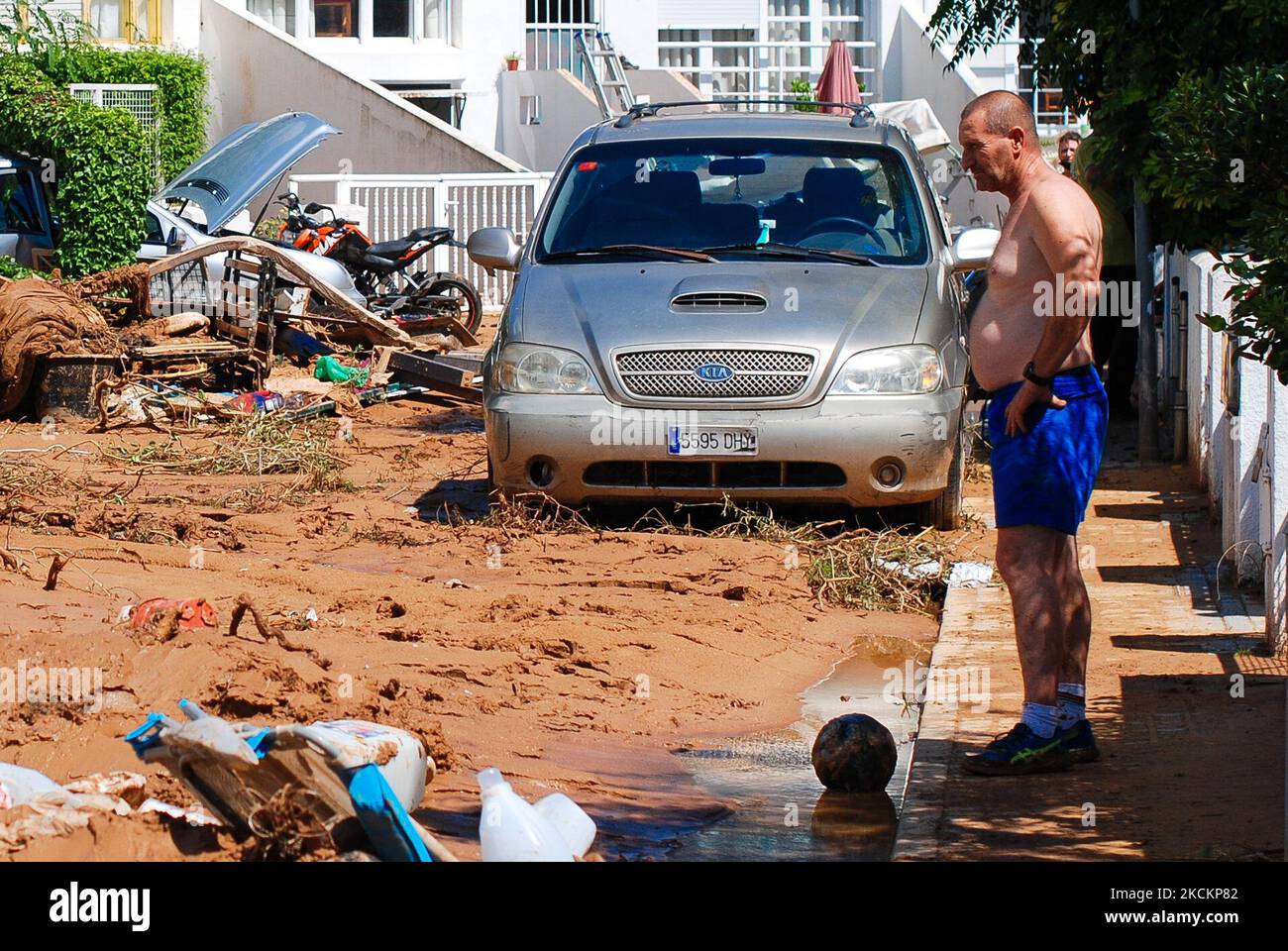 Un homme regardant la rue devant sa maison rempli de boue et de derbis le jour après des inondations soudaines sur 2 septembre 2021 aux cas dAlcanar, Espagne. Les pluies torrentielles ont provoqué des inondations soudaines dévastatrices dans la ville catalane d'Alcanar, sur 1 septembre. Les inondations ont balayé plusieurs voitures dans la mer et les maisons, les entreprises et les rues étaient remplies d'eau et de boue, mais il n'y a pas eu de victimes. Le lendemain, les voisins nettoient les dommages avec l'aide des autorités. (Photo de Joan Cros/NurPhoto) Banque D'Images