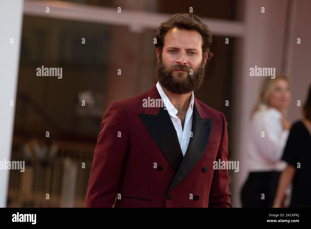 Alessandro Borghi assiste au tapis rouge du film "la main de Dieu" lors du Festival International du film de Venise 78th sur 02 septembre 2021 à Venise, Italie. (Photo par Luca Carlino/NurPhoto) Banque D'Images