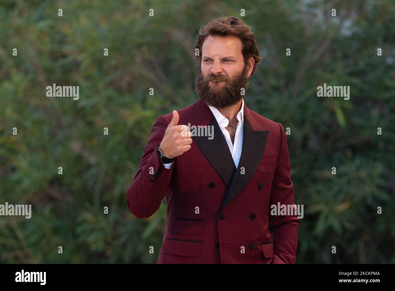 Alessandro Borghi assiste au tapis rouge du film "la main de Dieu" lors du Festival International du film de Venise 78th sur 02 septembre 2021 à Venise, Italie. (Photo par Luca Carlino/NurPhoto) Banque D'Images