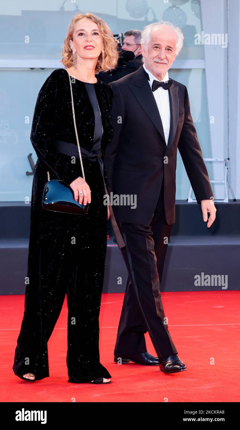 Manuela Lamanna et Toni Servillo arrivent pour la projection du film 'E' stata la mano di Dio' (la main de Dieu) présenté en compétition pendant le Festival du film de Venise 78th, sur 2 septembre 2021 au Lido de Venise. (Photo de Matteo Chinellato/NurPhoto) Banque D'Images