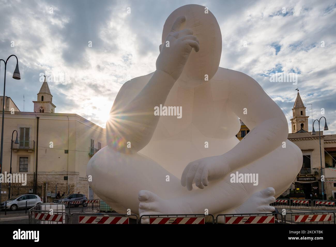 Installation de l'homme de travail à Andria, Piazza Catuma, le 3 septembre 2021. 'Man' est le titre d'une œuvre de l'artiste australien Amanda Parer qui, avec ses 13 mètres de haut sur 13 mètres de longueur, domine la Piazza Catuma à Andria jusqu'au 5 septembre. Une imposante installation lumineuse créée à l'occasion du Festival des mondes et inspirée par la célèbre sculpture en bronze « le penseur », créée par l'Auguste Rodin français en 1880 et conservée dans le musée qui porte son nom à Paris. Il représente une intention d'homme sur la méditation profonde. Un travail gigantesque qui explore la fragilité humaine et invite à la réflec Banque D'Images