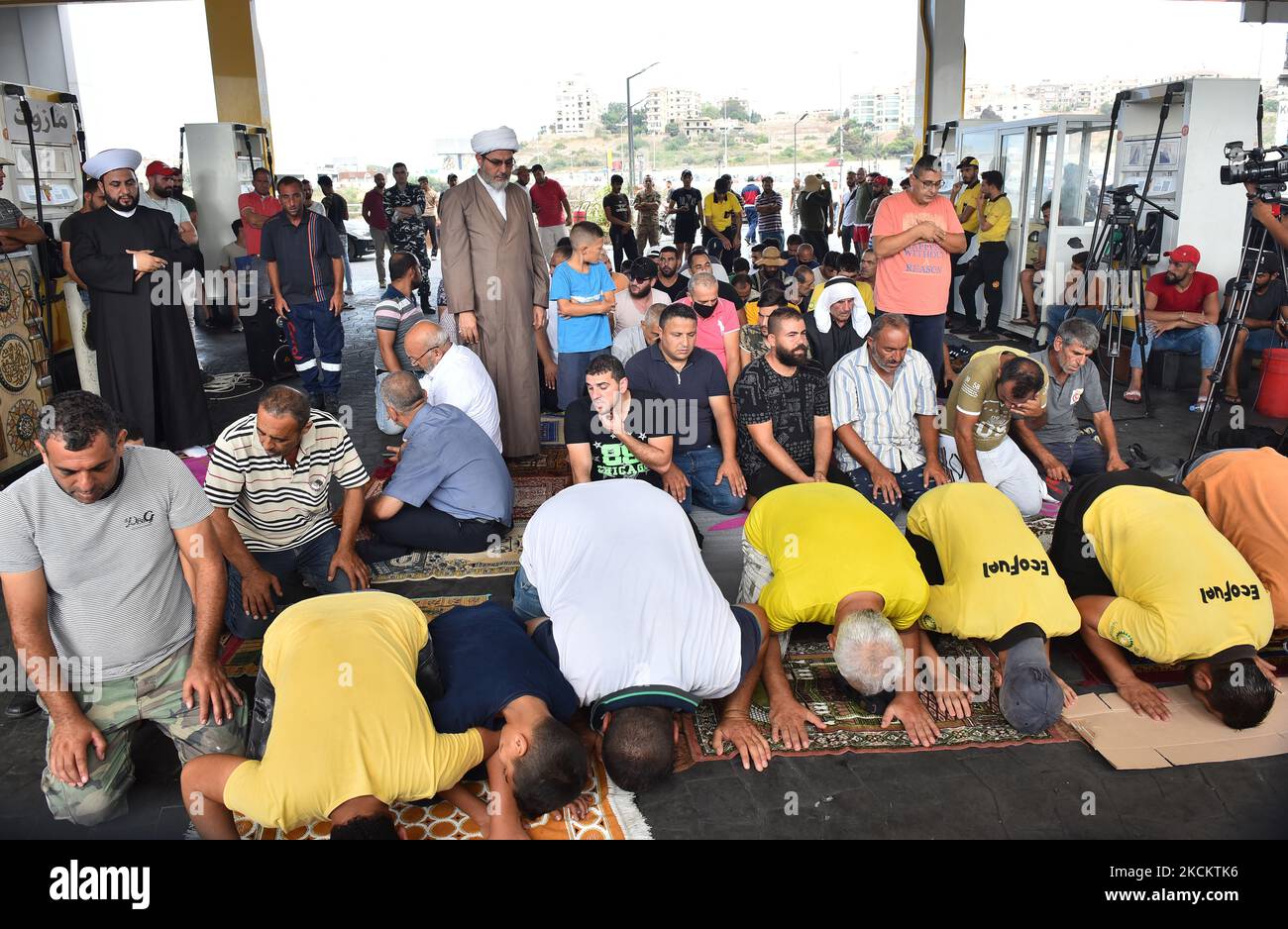 Un religieux musulman sunnite livre un « Khutab » (sermon) lors des prières du vendredi, tenues dans une station-service au sud de la capitale libanaise Beyrouth, sur 3 septembre 2021, dans un climat de crises socio-économiques et politiques en cours. - La crise a conduit à des pénuries de presque tout, du combustible à l'électricité et même au pain, avec des coupures d'électricité qui durent jusqu'à 22 heures par jour et le combustible pour les générateurs privés est de plus en plus rare. (Photo par Fadel Itani/NurPhoto) Banque D'Images