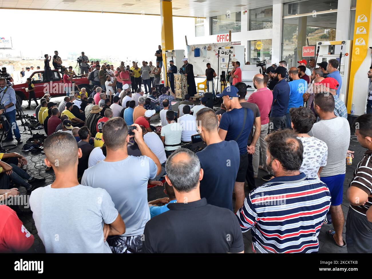 Un religieux musulman sunnite livre un « Khutab » (sermon) lors des prières du vendredi, tenues dans une station-service au sud de la capitale libanaise Beyrouth, sur 3 septembre 2021, dans un climat de crises socio-économiques et politiques en cours. - La crise a conduit à des pénuries de presque tout, du combustible à l'électricité et même au pain, avec des coupures d'électricité qui durent jusqu'à 22 heures par jour et le combustible pour les générateurs privés est de plus en plus rare. (Photo par Fadel Itani/NurPhoto) Banque D'Images