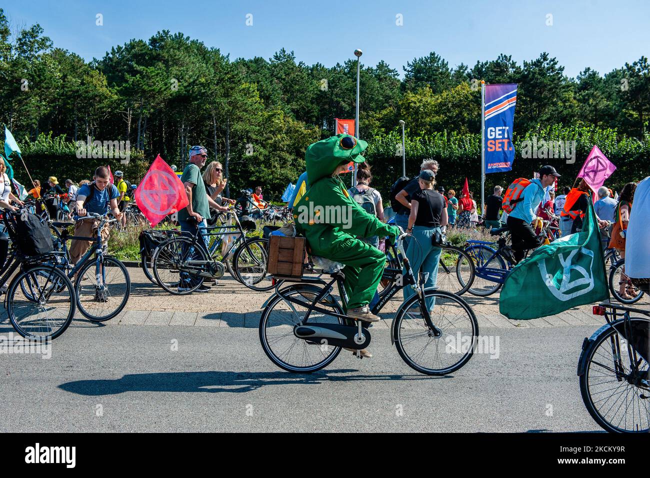 Une militante de la rébellion d'extinction est à cheval sur son vélo portant un costume d'animal, lors de la manifestation en vélo de la rébellion d'extinction contre le Grand Prix hollandais de Formule 1, à Zandvoort, sur 5 septembre 2021. (Photo par Romy Arroyo Fernandez/NurPhoto) Banque D'Images