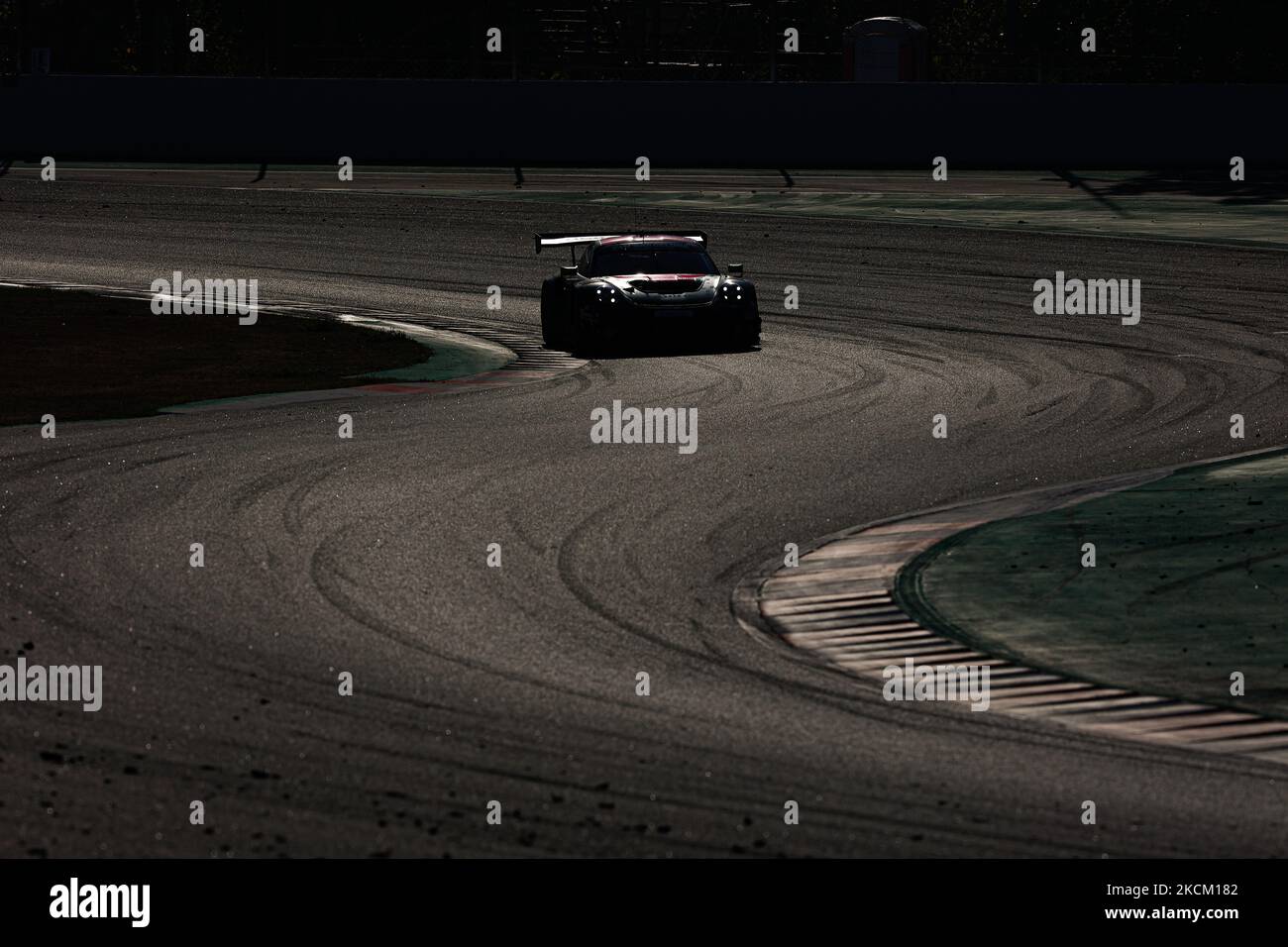 Pilotes : Jurgen Haring, Bobby Gonzales, Wolfgang Triller et Marco Seefried de Herberth Motorsport avec Porsche 911 GT3 R (991 II) pendant la course HANKOOK 24H BARCELONE 2021 sur le circuit de Catalunya. (Photo par DAX Images/NurPhoto) Banque D'Images