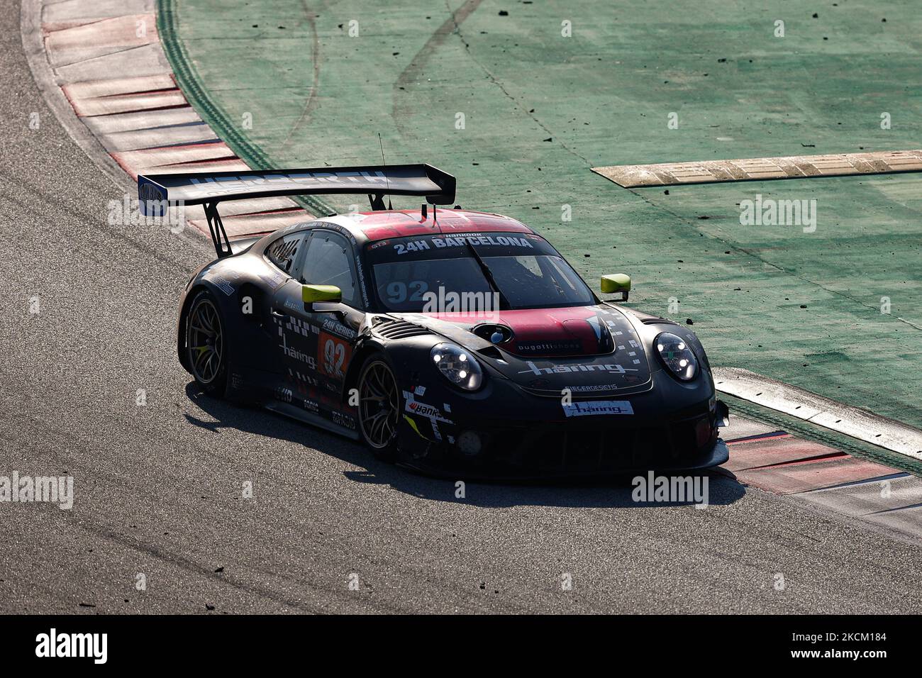 Pilotes : Jurgen Haring, Bobby Gonzales, Wolfgang Triller et Marco Seefried de Herberth Motorsport avec Porsche 911 GT3 R (991 II) pendant la course HANKOOK 24H BARCELONE 2021 sur le circuit de Catalunya. (Photo par DAX Images/NurPhoto) Banque D'Images