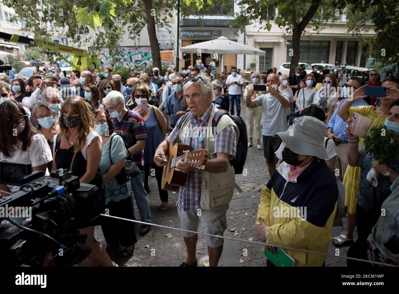 Henning Zierock, un musicien joue de la musique de Mikis Theodorakis avec une guitare, en attendant de rendre hommage au corps du compositeur Mikis Theodorakis, à la cathédrale d'Athènes, en Grèce, sur 6 septembre 2021. (Photo de Nikolas Kokovovlis/NurPhoto) Banque D'Images