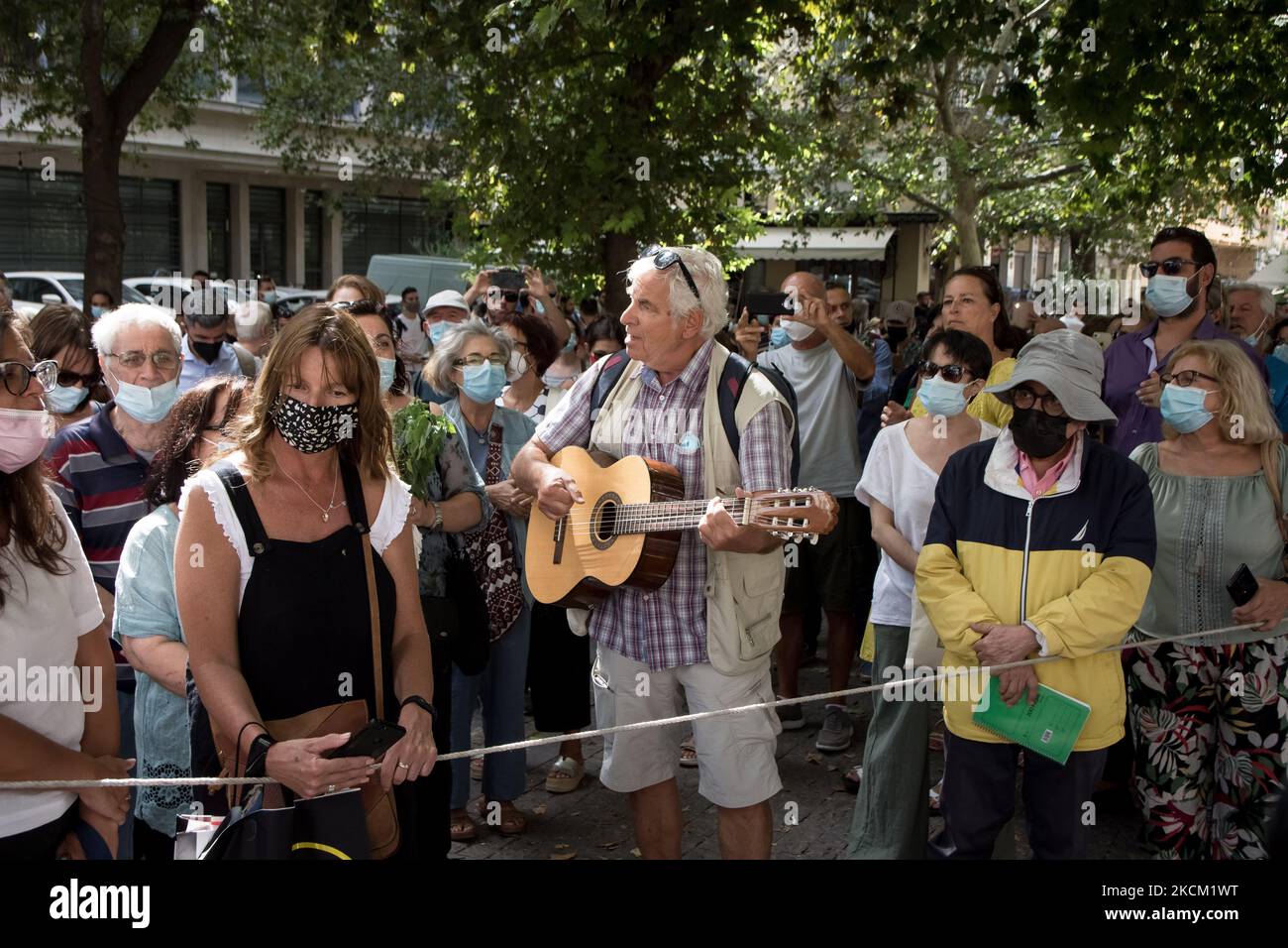 Henning Zierock, un musicien joue de la musique de Mikis Theodorakis avec une guitare, en attendant de rendre hommage au corps du compositeur Mikis Theodorakis, à la cathédrale d'Athènes, en Grèce, sur 6 septembre 2021. (Photo de Nikolas Kokovovlis/NurPhoto) Banque D'Images