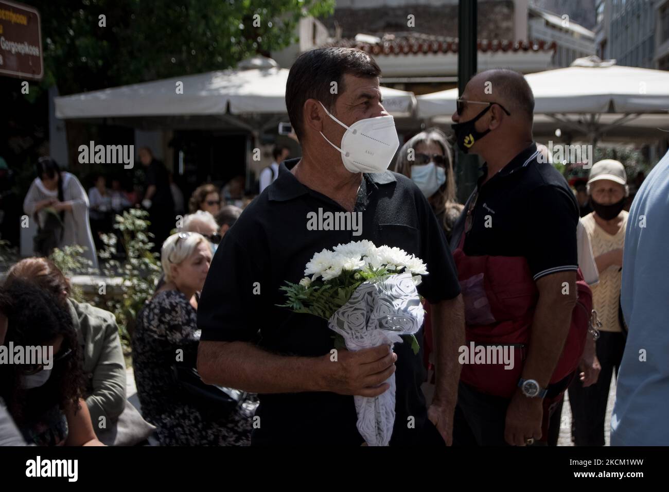 Les gens attendent de rendre hommage au corps du compositeur Mikis Theodorakis, à la cathédrale d'Athènes, en Grèce, sur 6 septembre 2021. (Photo de Nikolas Kokovovlis/NurPhoto) Banque D'Images
