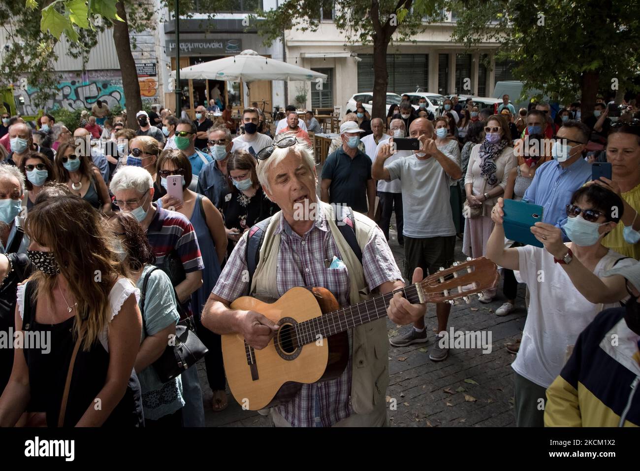 Henning Zierock, un musicien joue de la musique de Mikis Theodorakis avec une guitare, en attendant de rendre hommage au corps du compositeur Mikis Theodorakis, à la cathédrale d'Athènes, en Grèce, sur 6 septembre 2021. (Photo de Nikolas Kokovovlis/NurPhoto) Banque D'Images