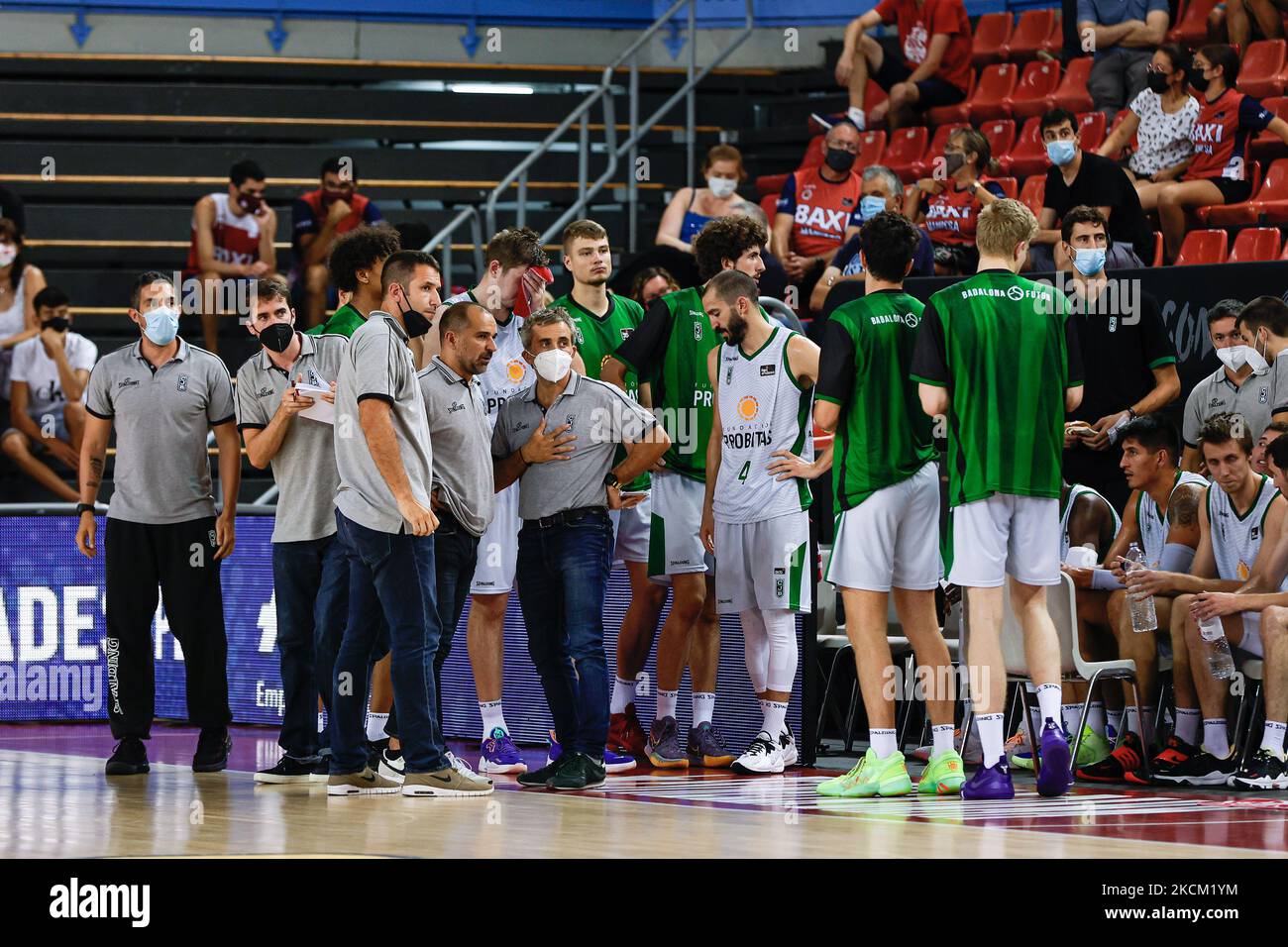 Joueurs de Joventut Badalona pendant les mathématiques Lligues Catalanes entre Morabank Andorre et Joventut Badalona à Nou Congost à Manresa. (Photo par DAX Images/NurPhoto) Banque D'Images