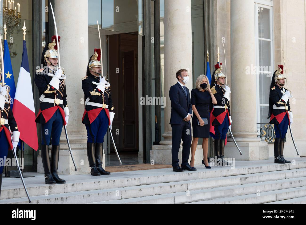 Emmanuel Macron (L), Président de la République française, et Brigitte Macron (R), épouse d'Emmanuel Macron, attendent l'arrivée du Président chilien Sebastian Pinera pour une rencontre à l'Elysée à Paris – 06 septembre 2021, Paris (photo de Daniel Pier/NurPhoto) Banque D'Images