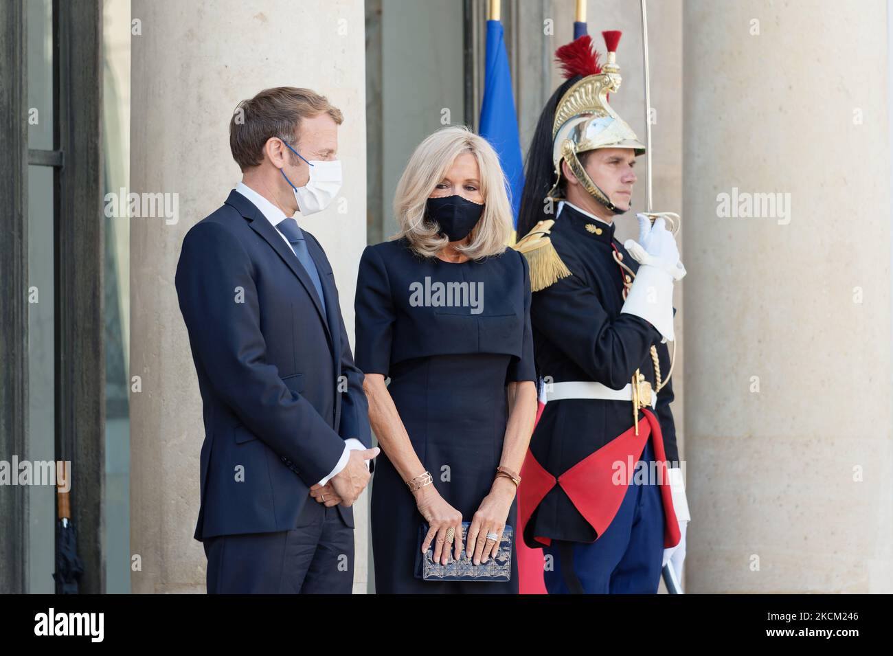 Emmanuel Macron (L), Président de la République française, et Brigitte Macron (R), épouse d'Emmanuel Macron, attendent l'arrivée du Président chilien Sebastian Pinera pour une rencontre à l'Elysée à Paris – 06 septembre 2021, Paris (photo de Daniel Pier/NurPhoto) Banque D'Images