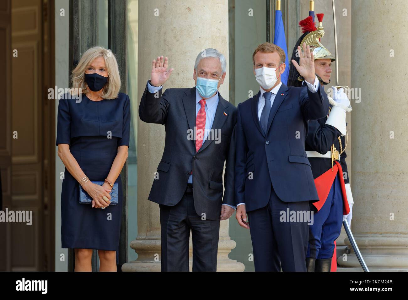 Emmanuel Macron (L), Président de la République française, et Brigitte Macron (R), épouse d'Emmanuel Macron, Président chilien Sebastian Pinera (C), posent pour photo devant l'Elysée à Paris – 06 septembre 2021, Paris (photo de Daniel Pier/NurPhoto) Banque D'Images