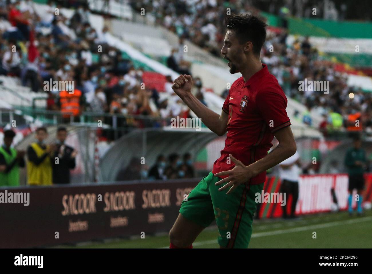 Fábio Vieira du Portugal U21 célèbre après avoir marquant un but lors du match de qualification Euro 2023 de U21 entre le Portugal U21 et le Belarus U21 à l'Estadio José Gomes sur 6 septembre 2021 à Amadora, Portugal. (Photo de Valter Gouveia/NurPhoto) Banque D'Images