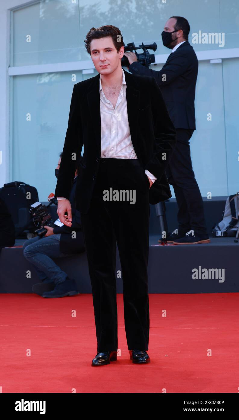 Vincent Lacoste assiste au tapis rouge du film "illusions Perdues" lors du Festival International du film de Venise 78th sur 06 septembre 2021 à Venise, Italie. (Photo de Matteo Chinellato/NurPhoto) Banque D'Images