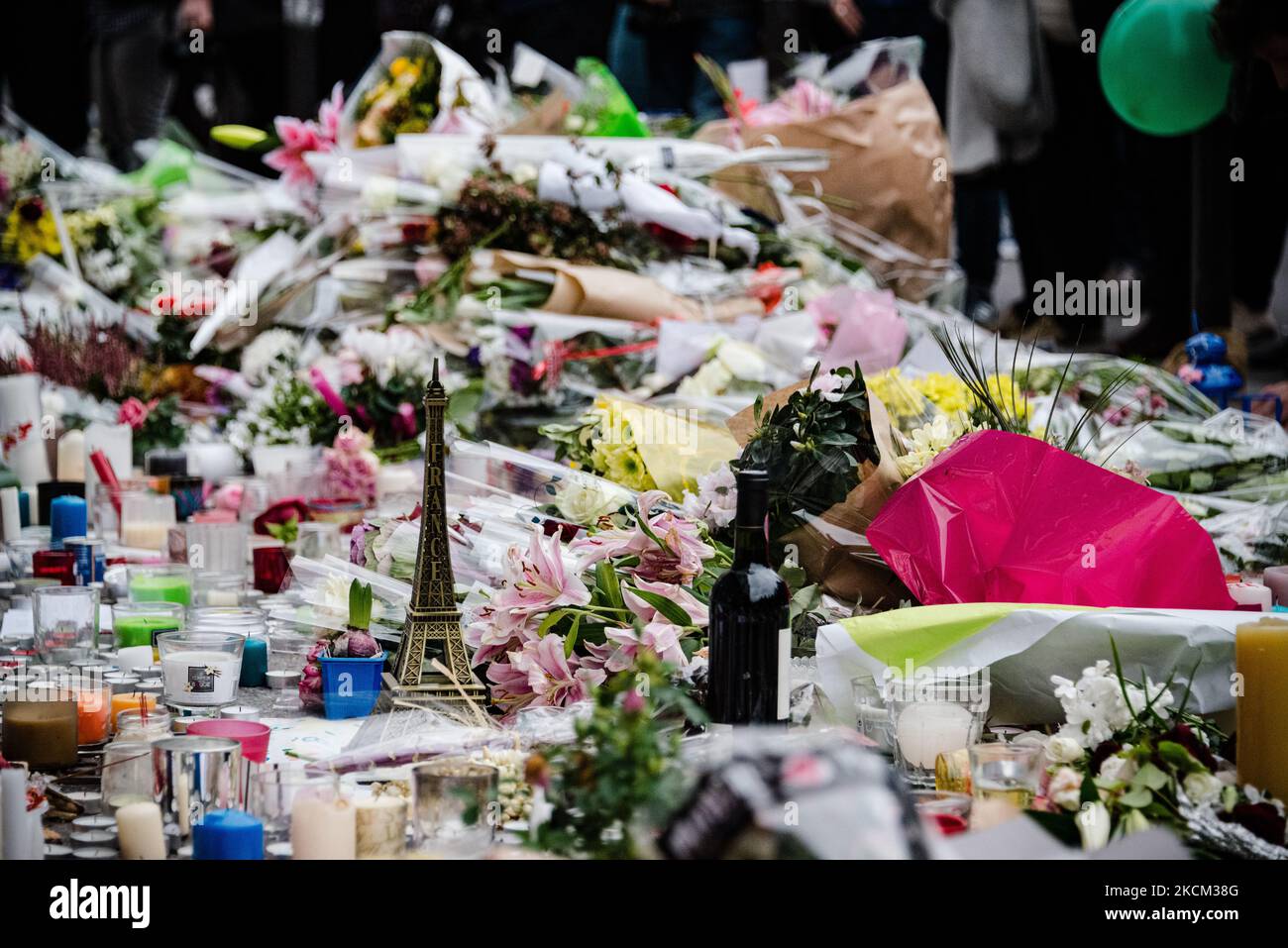 Sur 16 novembre 2015, trois jours après les attaques de 13 novembre 2015 qui ont tué 130 personnes et en ont blessé plus de 400 dans une série d'attaques qui ont frappé plusieurs endroits à Paris, dont le Stade de France, terrasses de café et salle de concert Bataclan l'émotion est à son apogée dans les rues de Paris, comme ici en face du restaurant 'le petit Cambodge' où les passants jettent des fleurs, des bougies et des messages de soutien en hommage aux victimes. (Photo de Samuel Boivin/NurPhoto) Banque D'Images