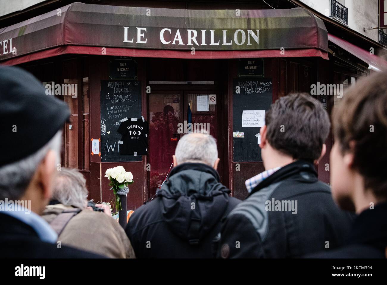 Sur 16 novembre 2015, trois jours après les attaques de 13 novembre 2015 qui ont tué 130 personnes et en ont blessé plus de 400 dans une série d'attaques qui ont frappé plusieurs endroits à Paris, dont le Stade de France, terrasses de café et salle de concert Bataclan l'émotion est à son apogée dans les rues de Paris, comme ici en face de la terrasse du restaurant 'le carillon' où les passants se rassemblent et jettent des fleurs, bougies et messages en hommage aux victimes devant l'un des lieux des attaques encore marqués par l'impact des balles. (Photo de Samuel Boivin/NurPhoto) Banque D'Images