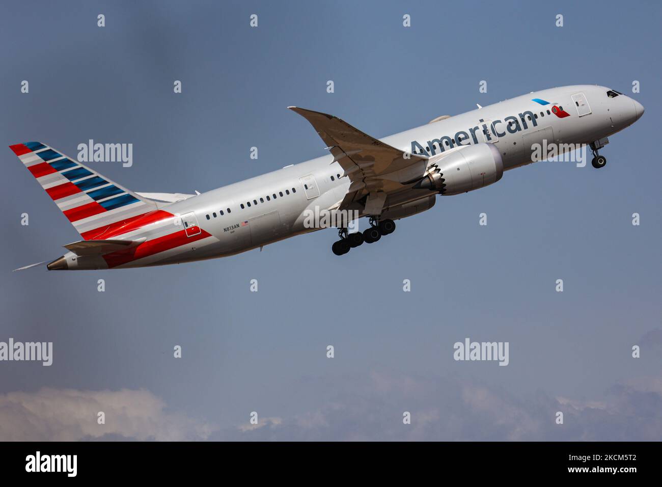 Boeing 787 Dreamliner d'American Airlines, tel qu'il a été vu, au départ de la phase de décollage et de vol de l'aéroport international d'Athènes ATH LGAV près de la capitale grecque. L'avion B787 à corps large et moderne de pointe a l'enregistrement N813AN et est alimenté par 2x moteurs de jet GE. American est un transporteur américain basé à fort Worth au Texas, il est la plus grande compagnie aérienne au monde en termes de taille de flotte et de passagers transportés, membre de l'alliance oneworld aviation. Le nombre de passagers de l'aviation mondiale a diminué en raison des restrictions de voyage et des mesures de sécurité telles que les lockdowns, les mises de quarantaine, les mises rapides et les mises pcr Banque D'Images